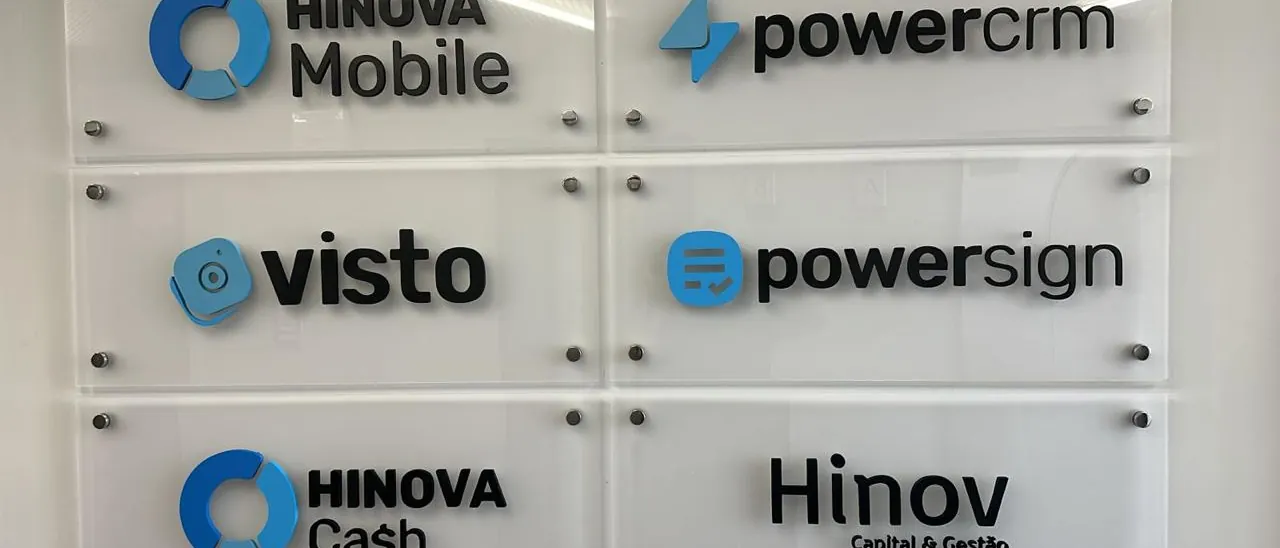 Painel de marcas em acrílico instalado na parede de um escritório em Belo Horizonte