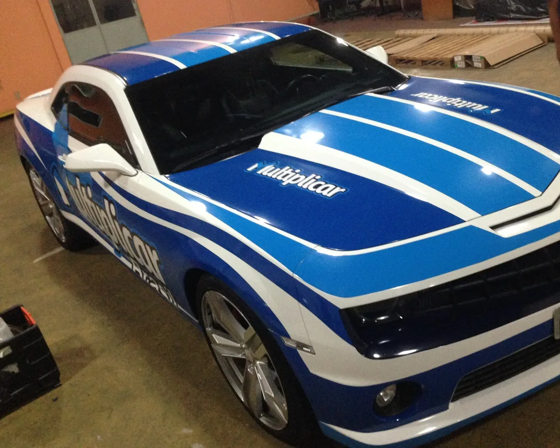 Camaro envelopado com a marca Multiplicar