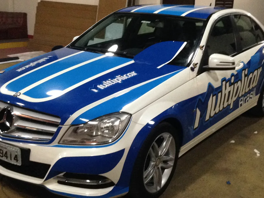 Mercedes envelopado com a marca Multiplicar