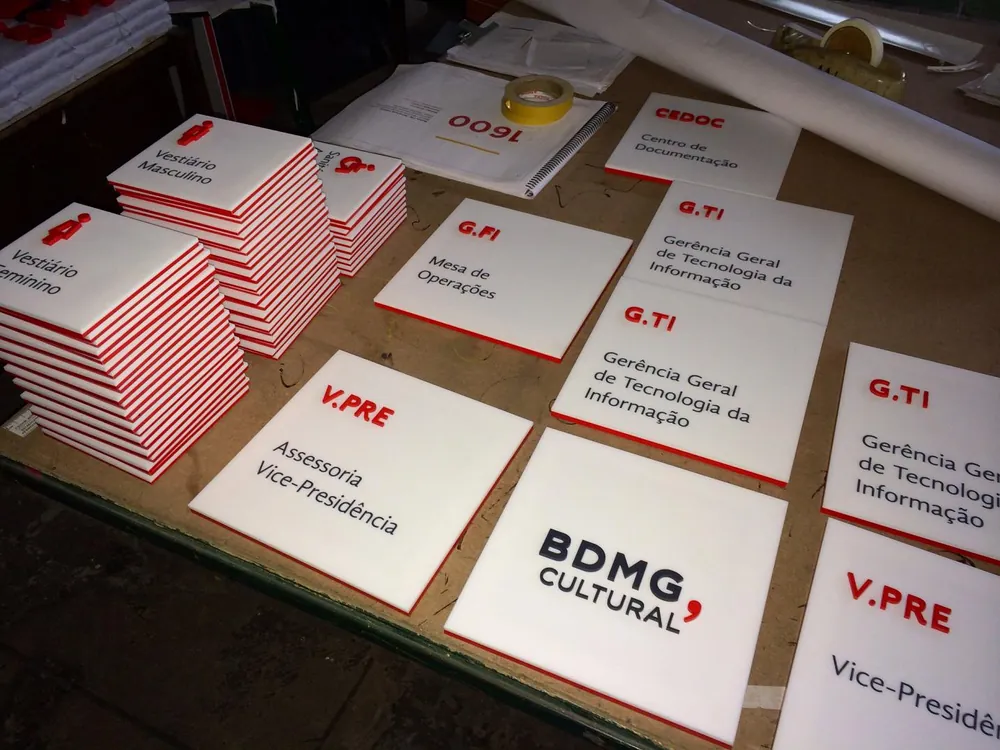 Placas de sinalização de setores prontas para instalar