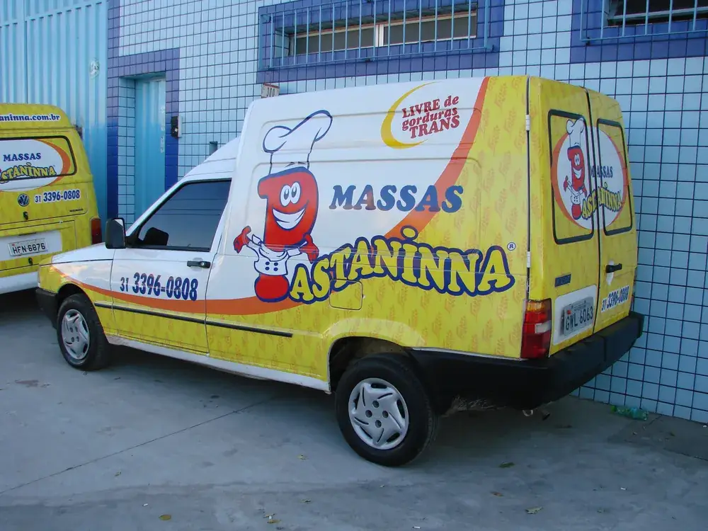 Utilitário adesivado com a marca Massas Castaninna