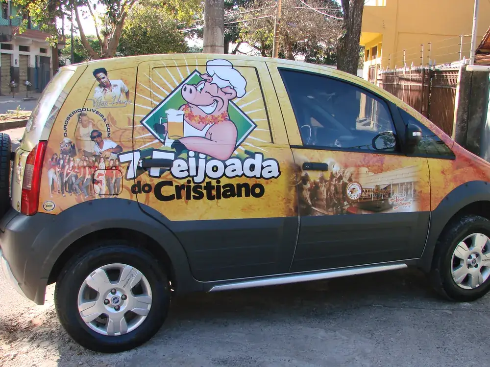 Carro envelopado com a marca Feijoada do Cristiano