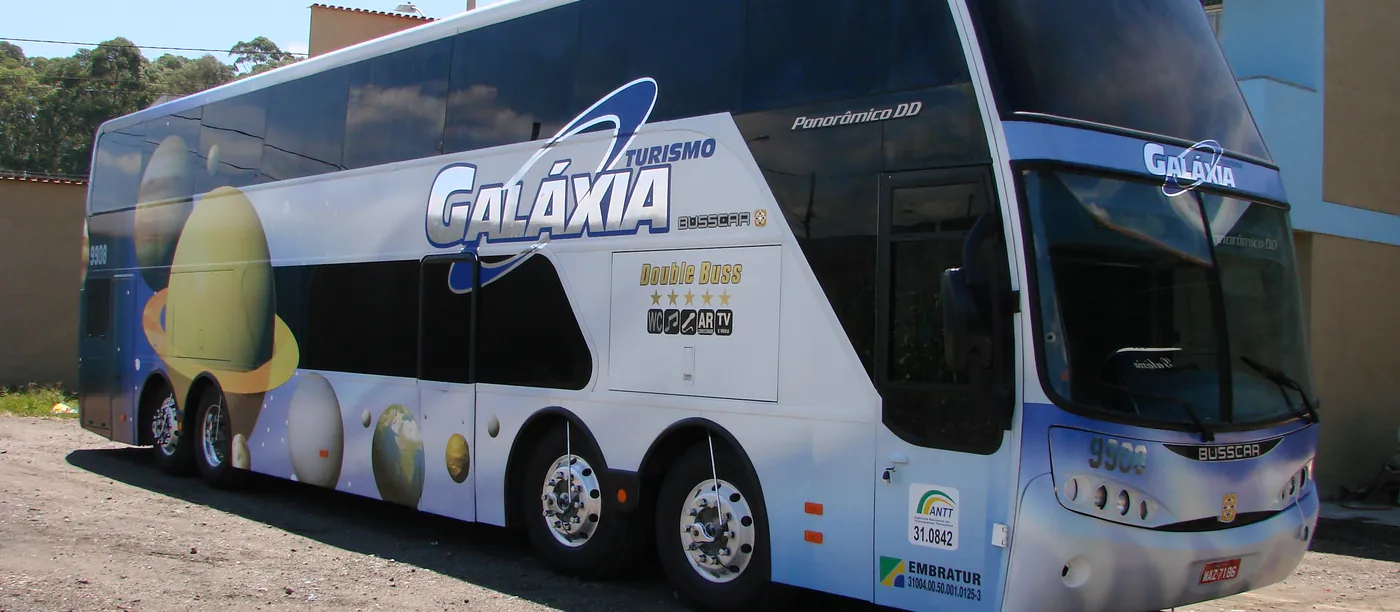 Ônibus de dois andares envelopado com tema de planetas