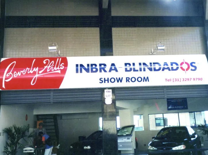 Fachada da Imbra Blindados com o letreiro do show room