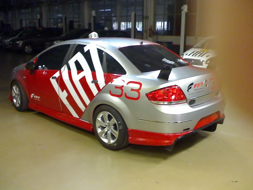 Fiat Linea de corrida envelopado em vermelho e prata
