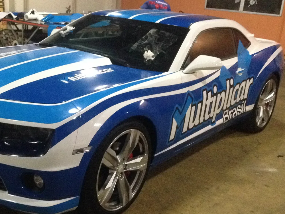 Camaro envelopado com a marca Multiplicar Brasil