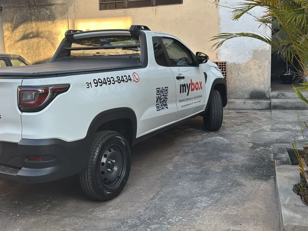 Picape Strada adesivada com a marca mybox