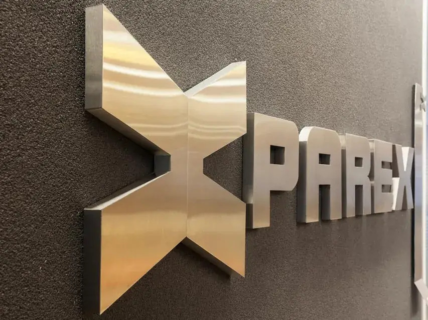 Logotipo Parex em letra caixa de aço inox
