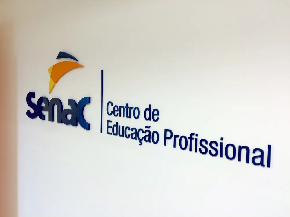 Logotipo do Senac em letra caixa na parede